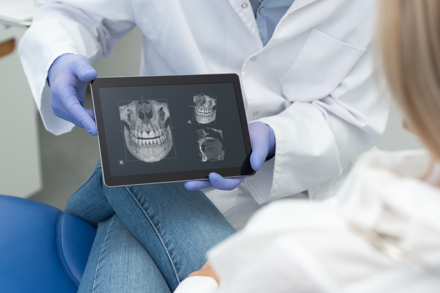 DVT-Aufnahme: dreidimensionales Röntgenbild des Kiefers auf einem Tablet in der Zahnarztpraxis Lotus Dent